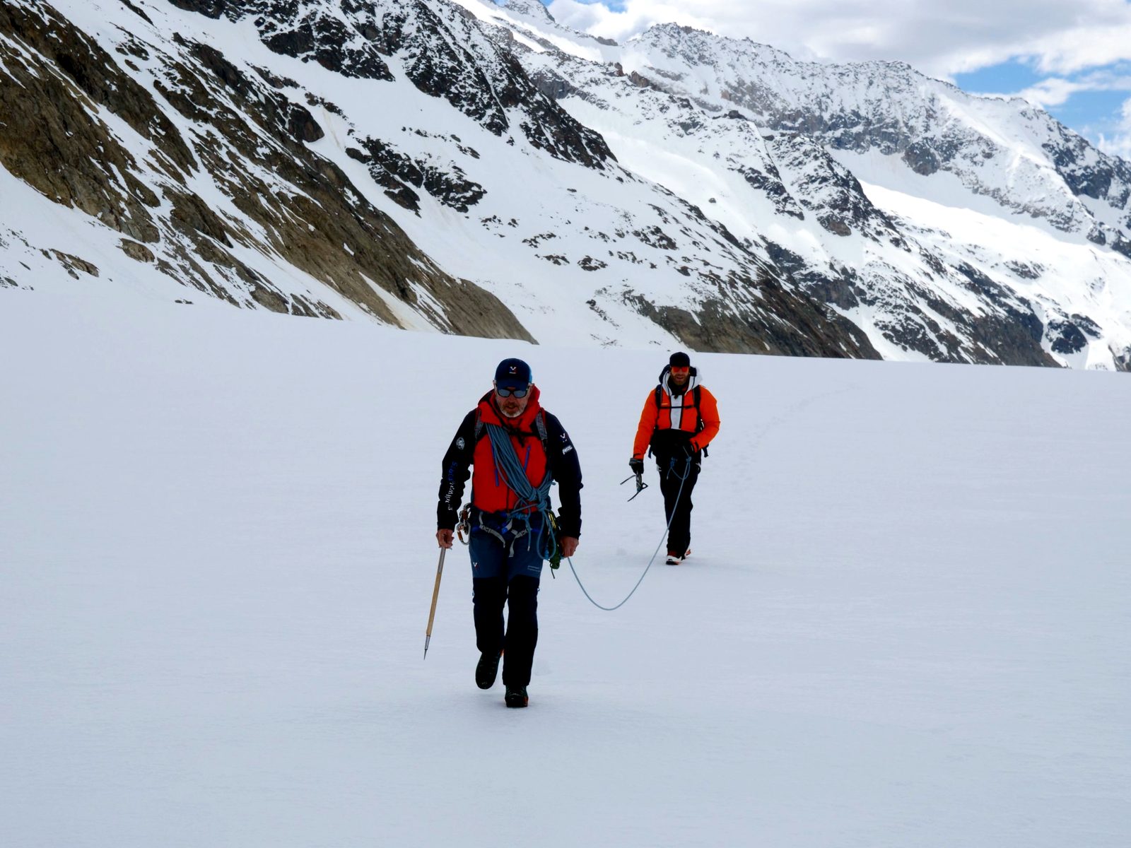 Seilschaft auf einem verschneiten Gletscher