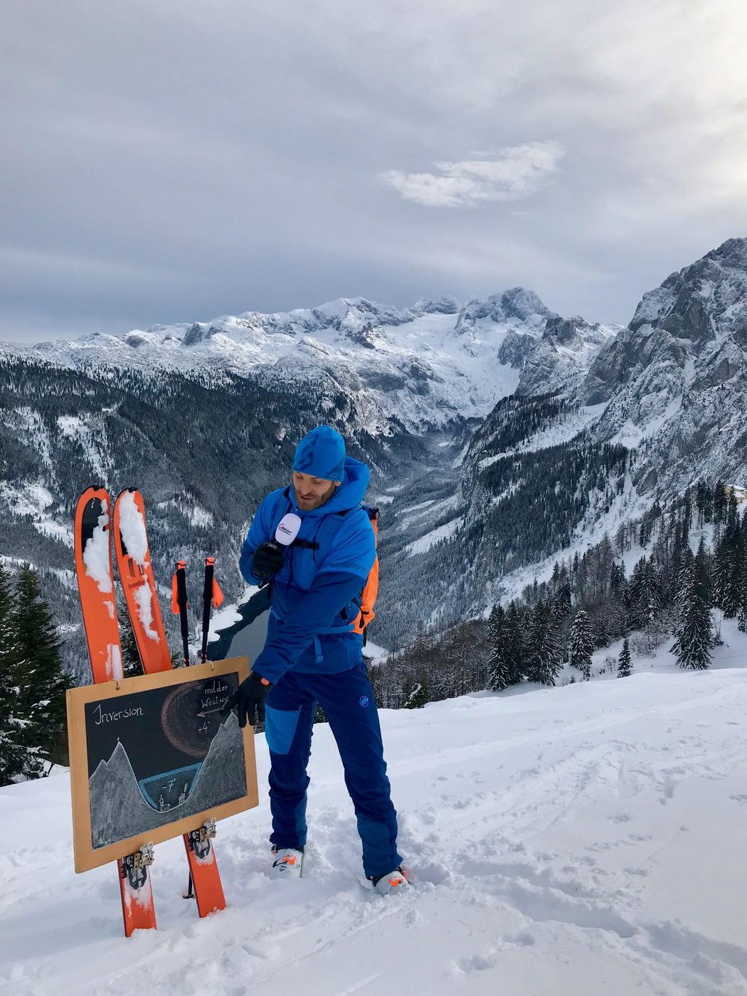 Sebastian Weber erklärt auf Skitour die Inversion an der Wettertafel