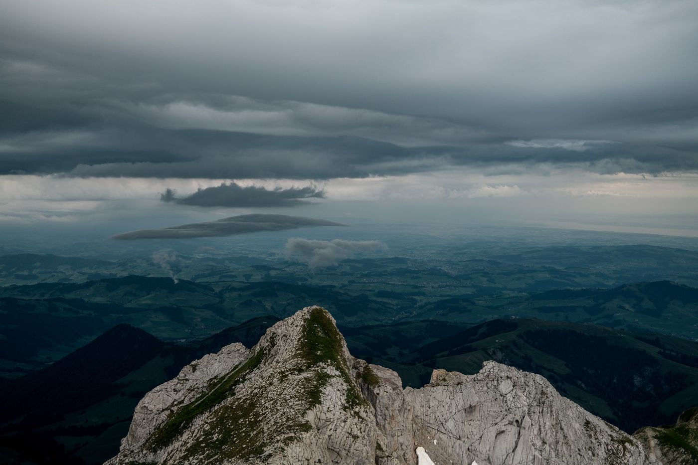 Dunkle Gewitterwolken über dem Alpenvorland