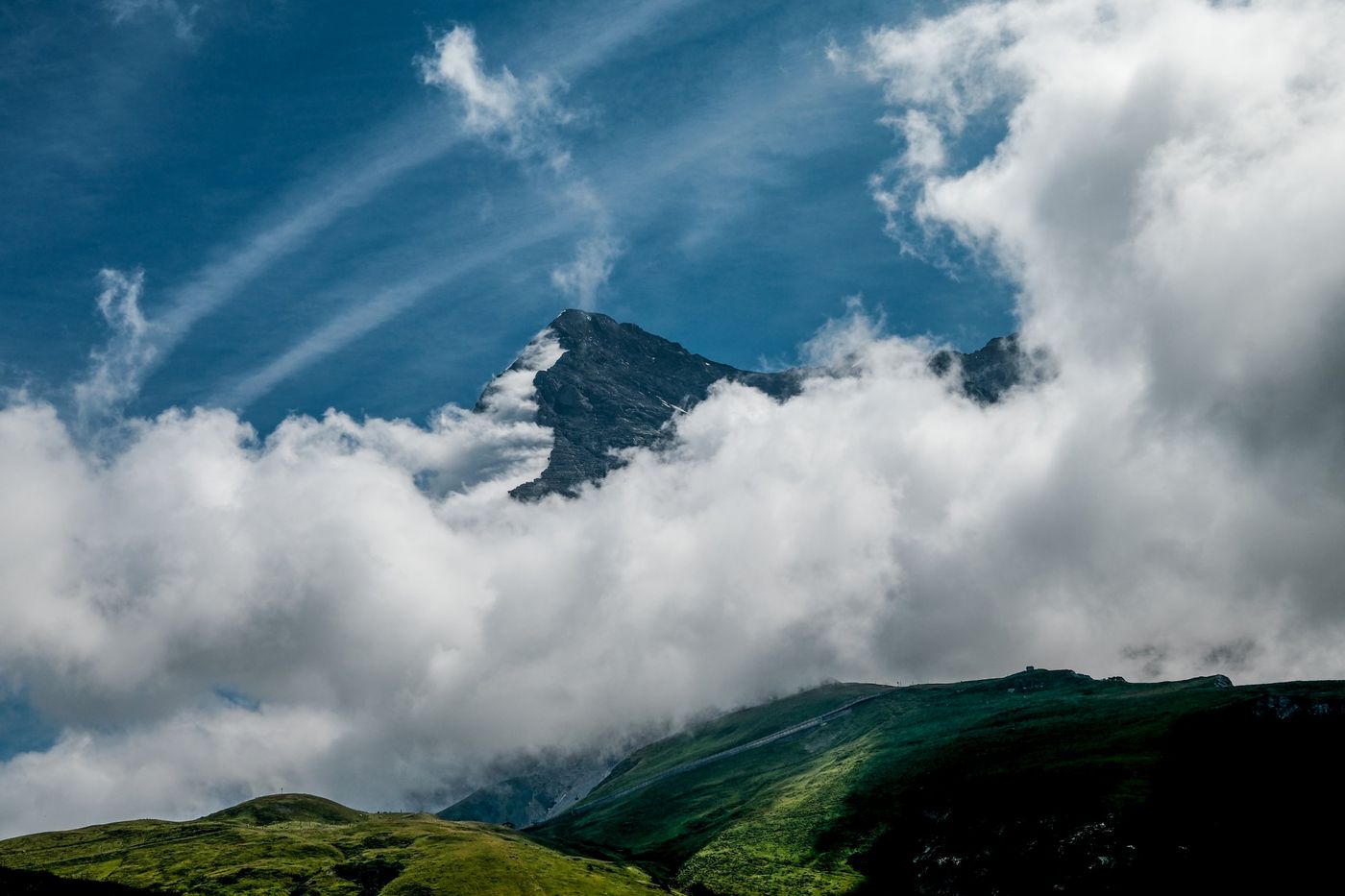 Felsgipfel zwischen Wolken und Föhnstreifen