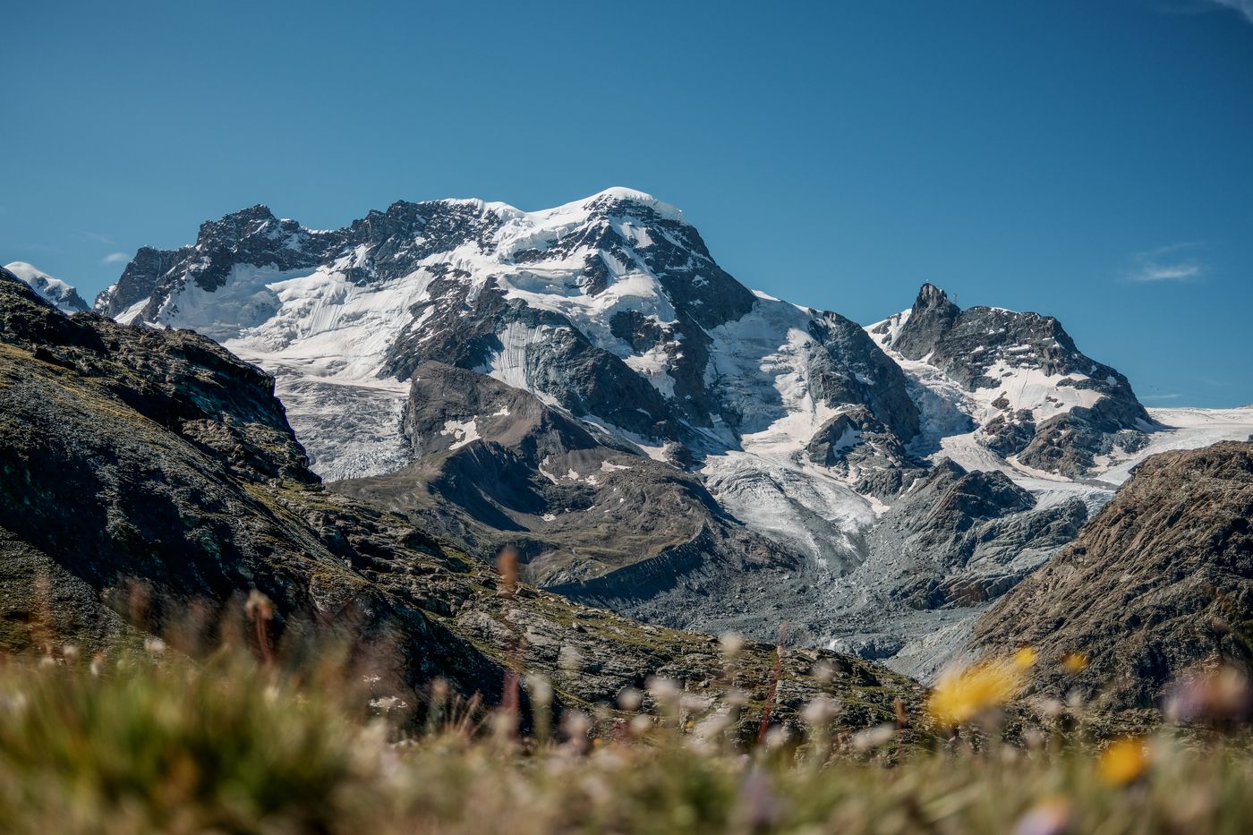 Vergletscherter Gipfel unter blauem Himmel
