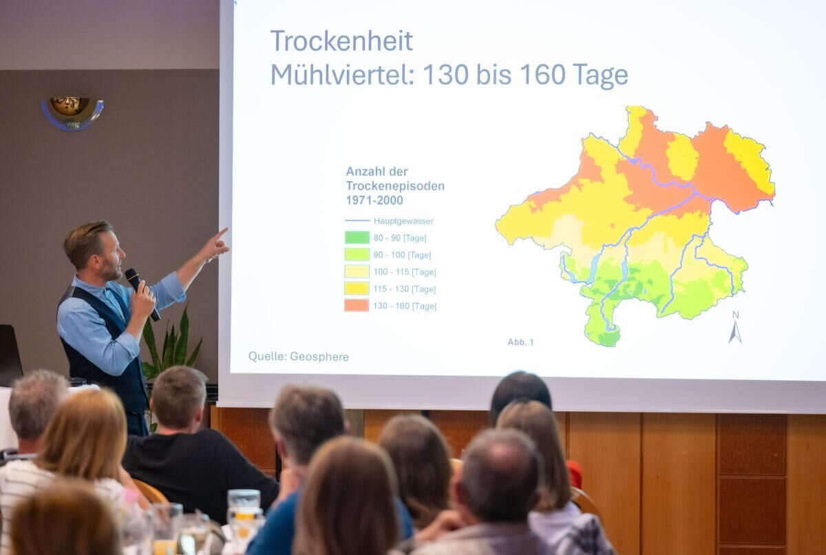 Sebastian Weber erklärt bei einem Vortrag eine Karte der Trockenperioden im Mühlviertel