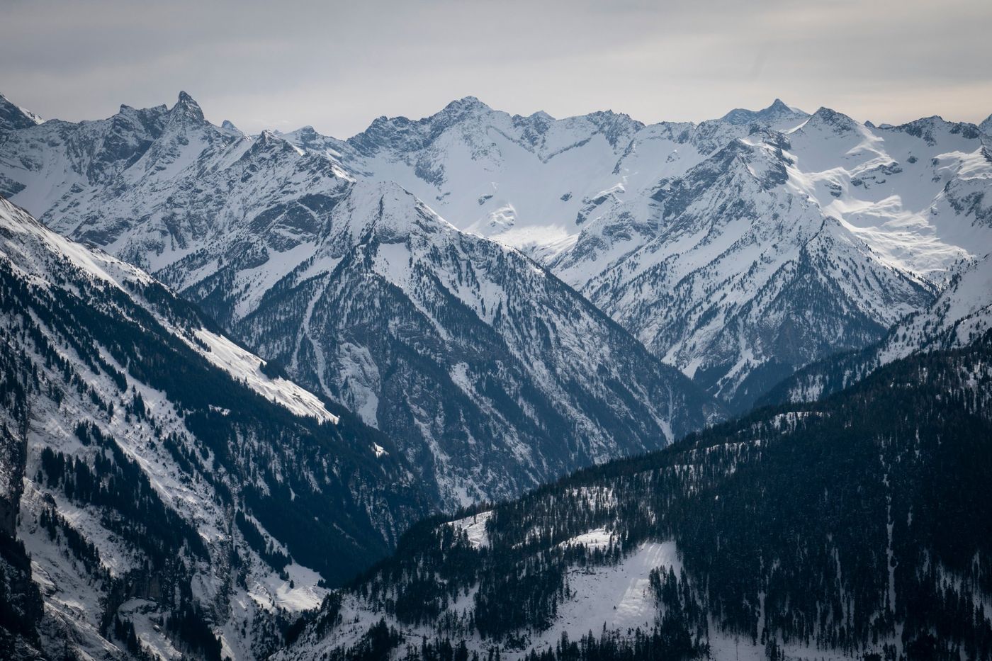 Tief verschneite Gebirgskette im Winter