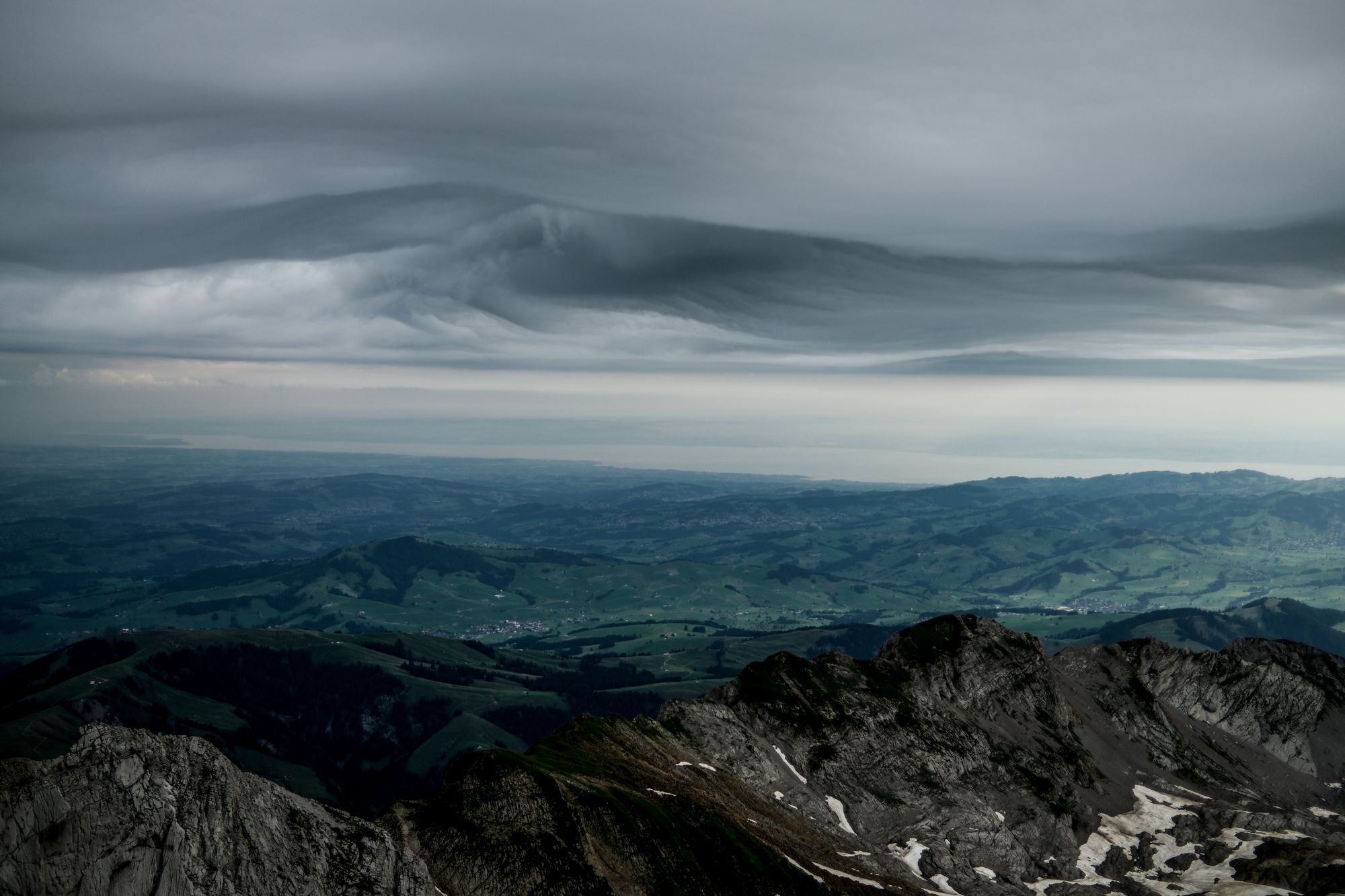 Wellenförmige Wolkendecke über dem Alpenvorland