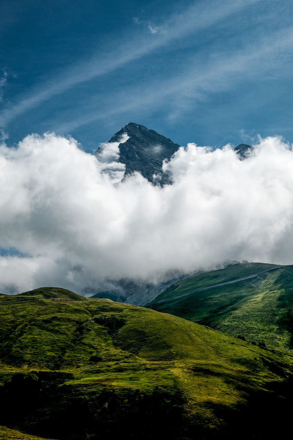 Felsgipfel ragt aus einer Wolkenbank