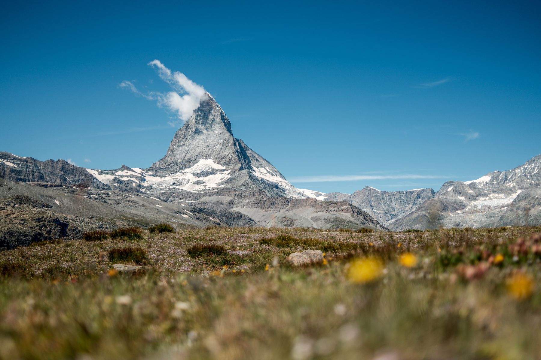 Felspyramide mit Wolkenfahne am Gipfel